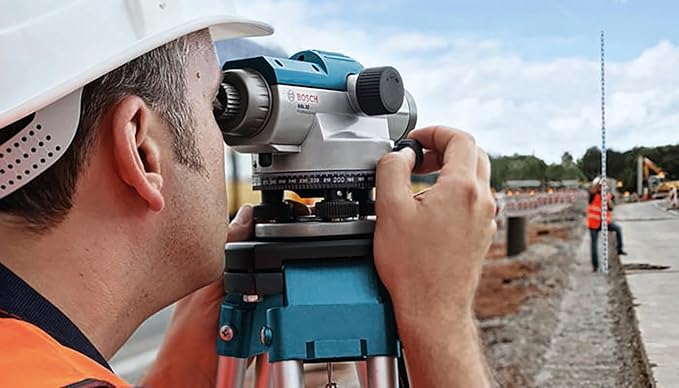 BOSCH GOL 32 32X Automatic Optical Level, Includes Plumb Bob, Tool Kit, & Carrying Case
