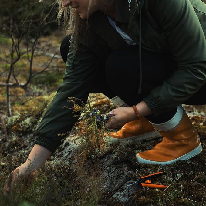 Fiskars 6" Pruning Scissors for Flower Stems, Herbs, Buds, and Small Plants, Garden Snips with Stainless Steel Blades, Gardening Trimmers with Comfortable Handle